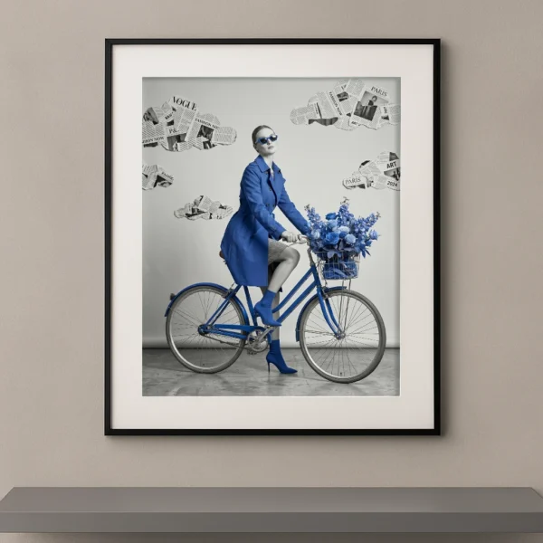 Mode vintage monochrome bleu Majorelle vélo trench roses bleues — Graphic Avenue