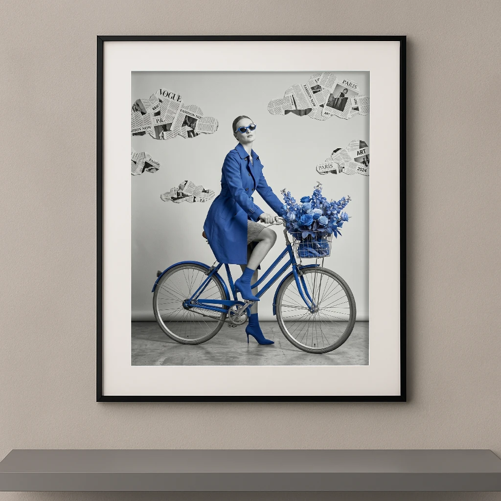 Mode vintage monochrome bleu Majorelle vélo trench roses bleues — Graphic Avenue