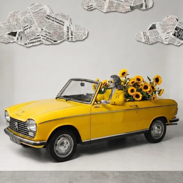 Jaune Peugeot — mode vintage monochrome jaune, conductrice en Peugeot 204 cabriolet jaune avec tournesols, art mural premium