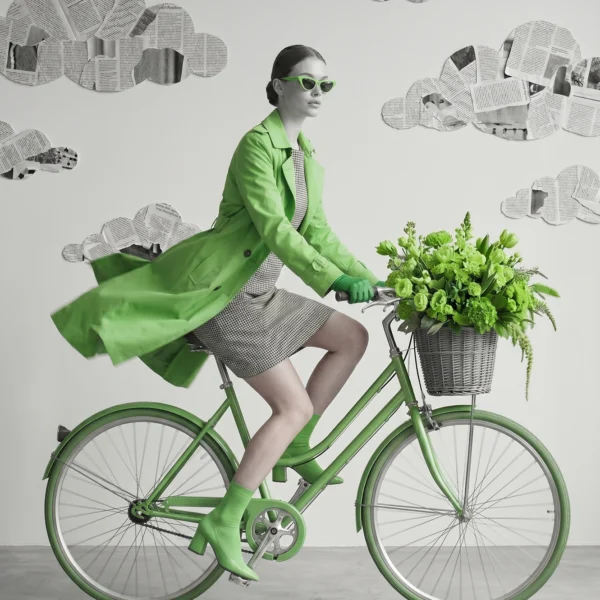 Vert Émeraude — mode vintage monochrome vert, silhouette en trench vert à vélo avec bouquet vert vif, art mural premium