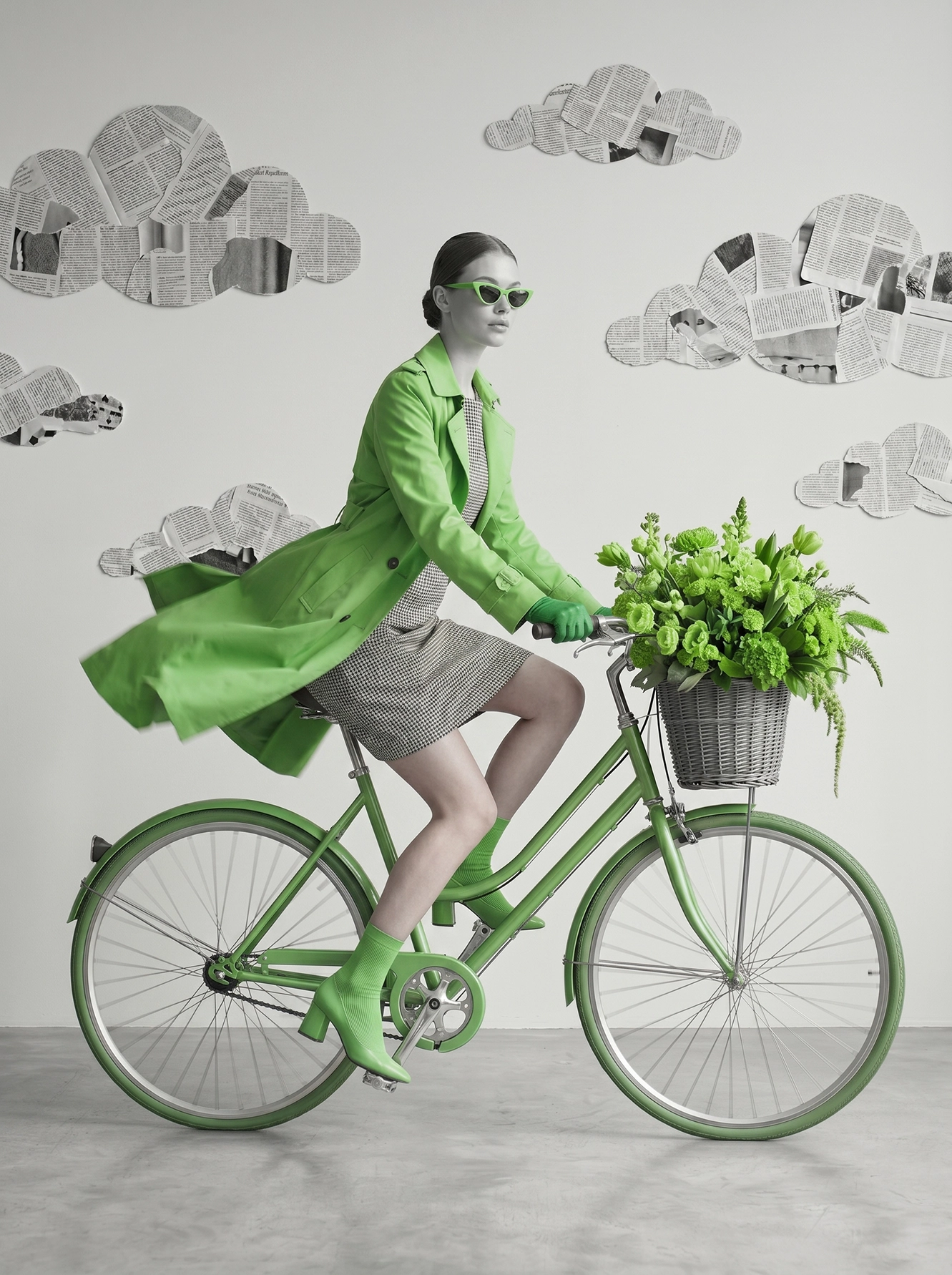 Vert Émeraude — mode vintage monochrome vert, silhouette en trench vert à vélo avec bouquet vert vif, art mural premium