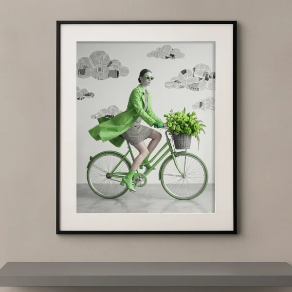 Mode vintage monochrome vert émeraude vélo trench bouquet fleurs — Graphic Avenue