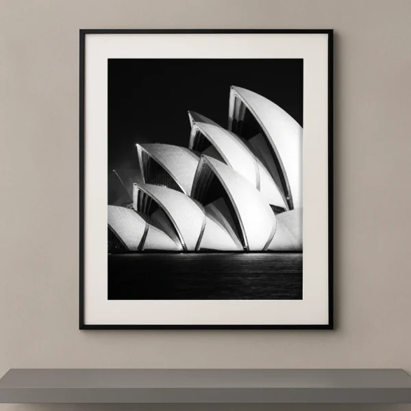 Tableau noir et blanc de l’Opéra de Sydney photographié dans une composition graphique de voiles architecturales