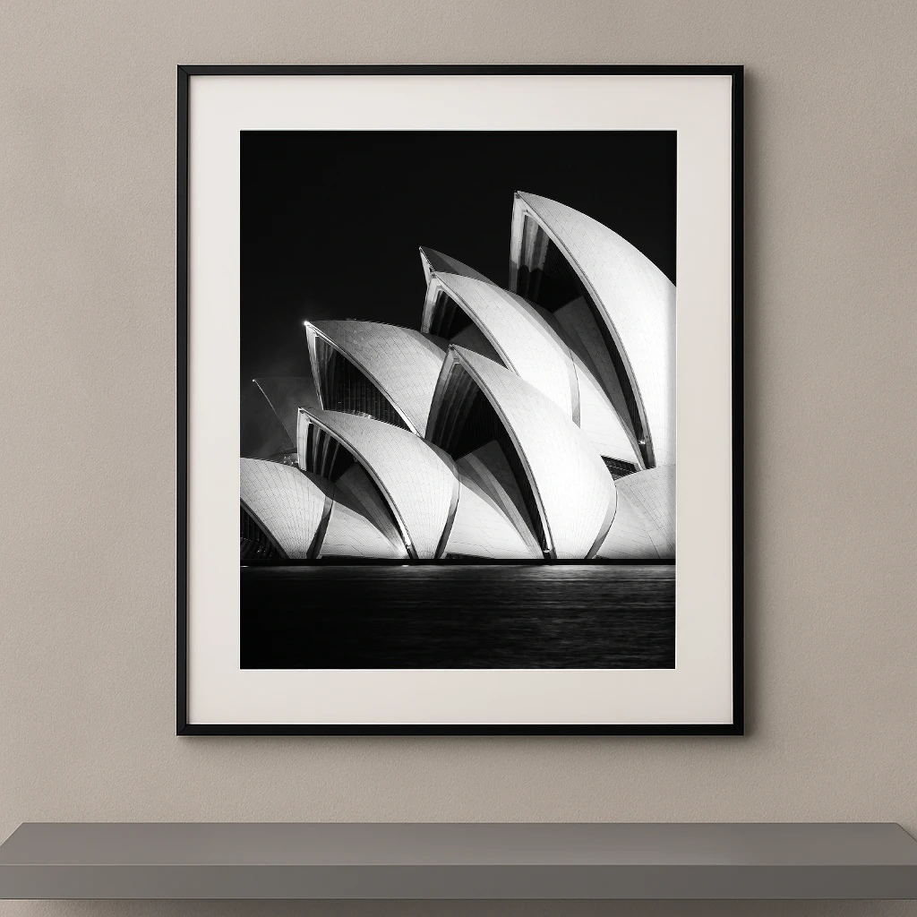 Tableau noir et blanc de l’Opéra de Sydney photographié dans une composition graphique de voiles architecturales