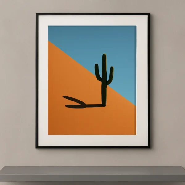 Tableau minimaliste représentant un cactus solitaire projetant une longue ombre sur un fond géométrique orange et bleu inspiré des paysages désertiques.