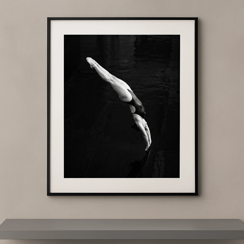 Tableau noir et blanc d'une plongeuse entrant verticalement dans l'eau