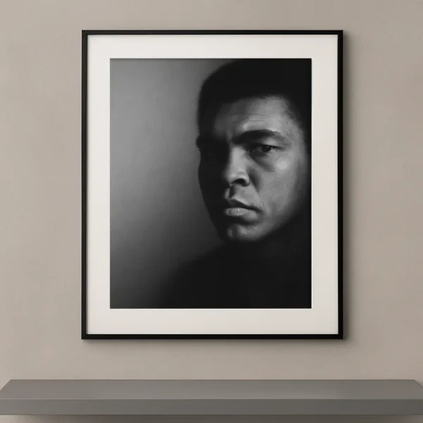 Tableau portrait noir et blanc de Muhammad Ali au regard déterminé