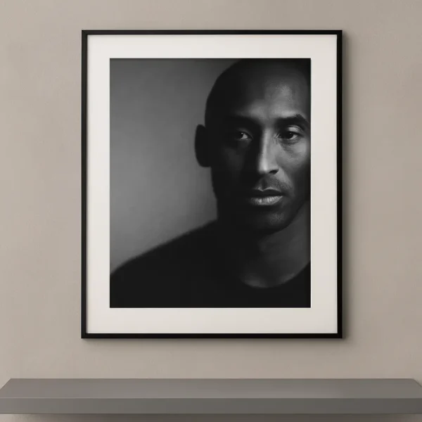 Tableau portrait noir et blanc de Kobe Bryant au regard tourné vers la lumière
