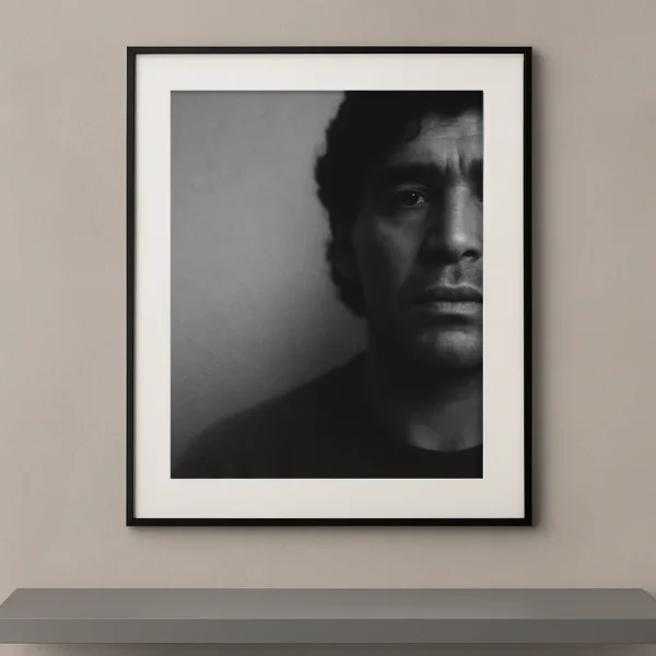 Tableau portrait noir et blanc de Diego Maradona en clair-obscur