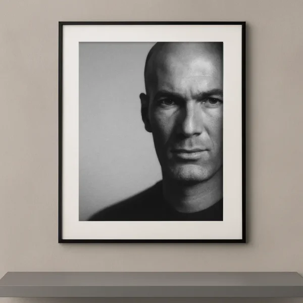 Tableau portrait noir et blanc de Zinédine Zidane au regard frontal