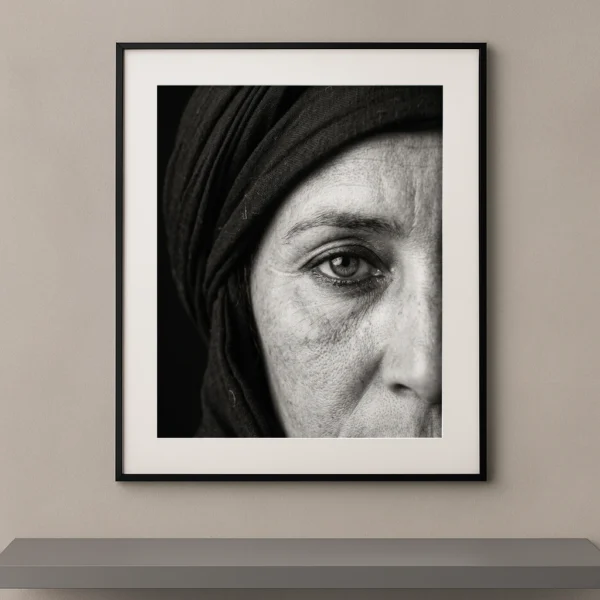 Tableau portrait noir et blanc en très gros plan d’une femme Touareg centré sur son regard