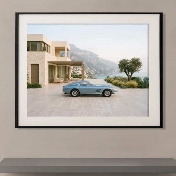Ferrari 275 GTB bleu acier devant une villa contemporaine avec vue sur la côte Amalfitaine, photographie Fine Art.