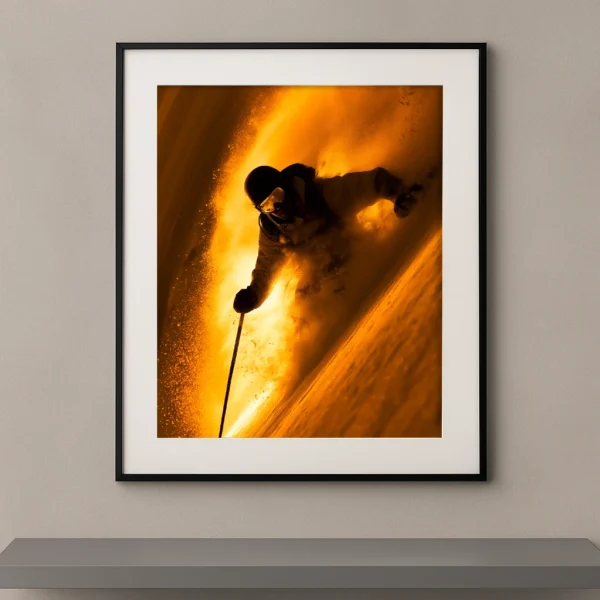 Tableau mural skieur freeride en pleine carve dans une explosion de neige poudreuse dorée