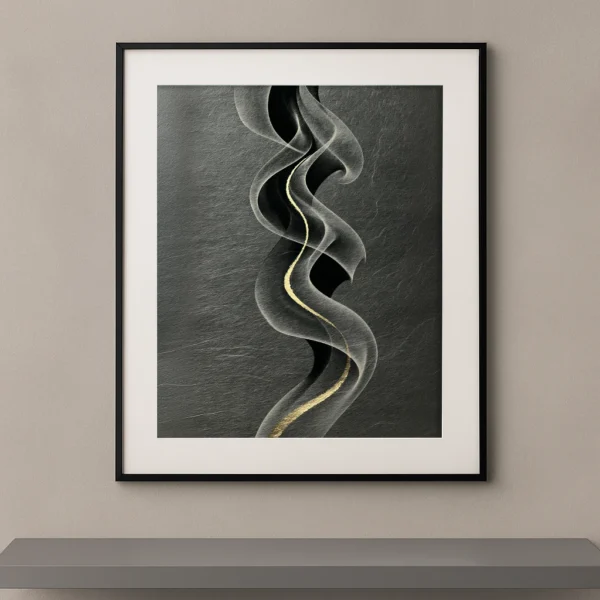 Tableau zen contemporain représentant les volutes de fumée d'un bâton d'encens sur un fond minéral noir avec une délicate ligne dorée inspirée du Kintsugi.