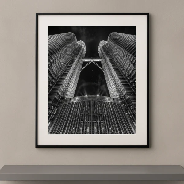 Tableau noir et blanc des tours Petronas photographiées en contre-plongée symétrique