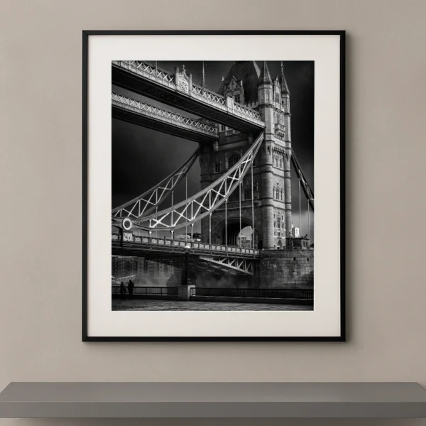 Tableau noir et blanc du Tower Bridge de Londres photographié dans une composition architecturale spectaculaire