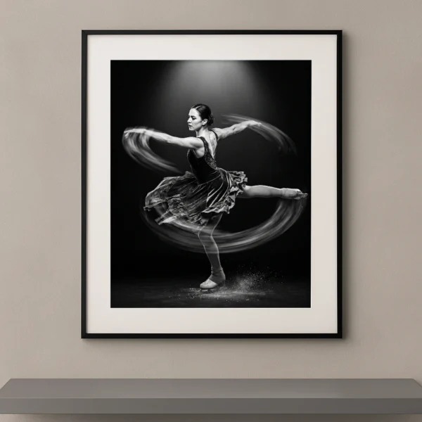 Tableau noir et blanc d'une patineuse artistique en pleine rotation