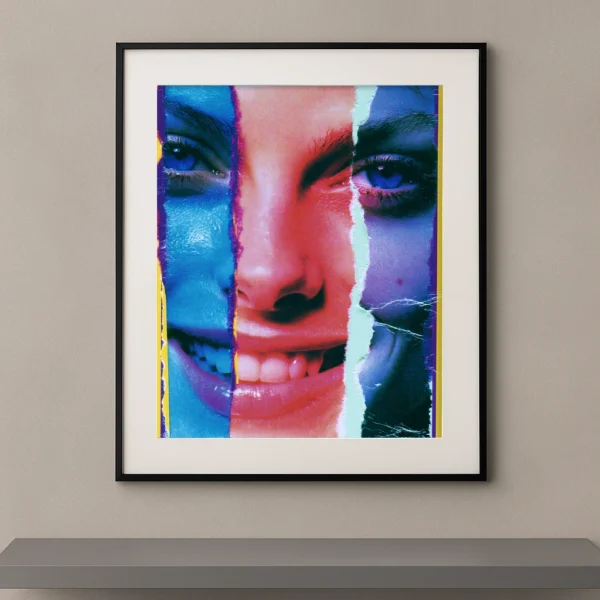 Visages Déchirés, collage vertical de plusieurs portraits féminins bleu rouge rose et violet