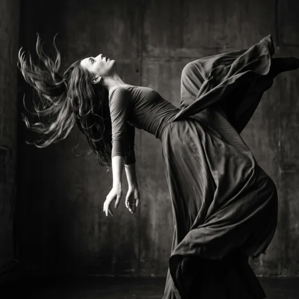 Abandon — femme basculant en arrière, cheveux et robe en mouvement, photographie expressive noir et blanc, art mural premium