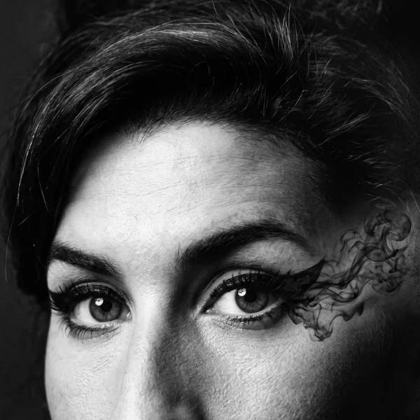 Amy Winehouse — Regard de Fumée, portrait concentré sur les yeux et une volute de fumée, noir et blanc, art mural premium