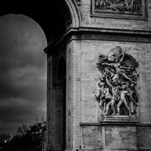 Arc de Triomphe Monumental — Arc de Triomphe de Paris, pierre sculptée et ciel dramatique, noir et blanc, art mural premium