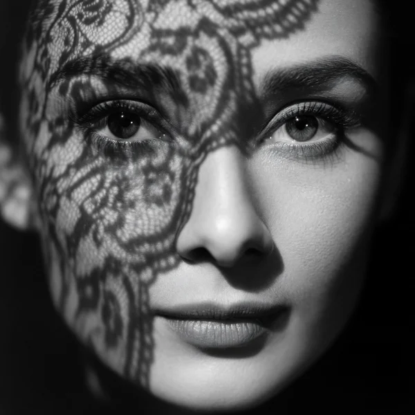 Audrey Hepburn — Dentelle de Lumière, portrait avec une ombre de dentelle ouvragée sur le visage, noir et blanc, art mural premium