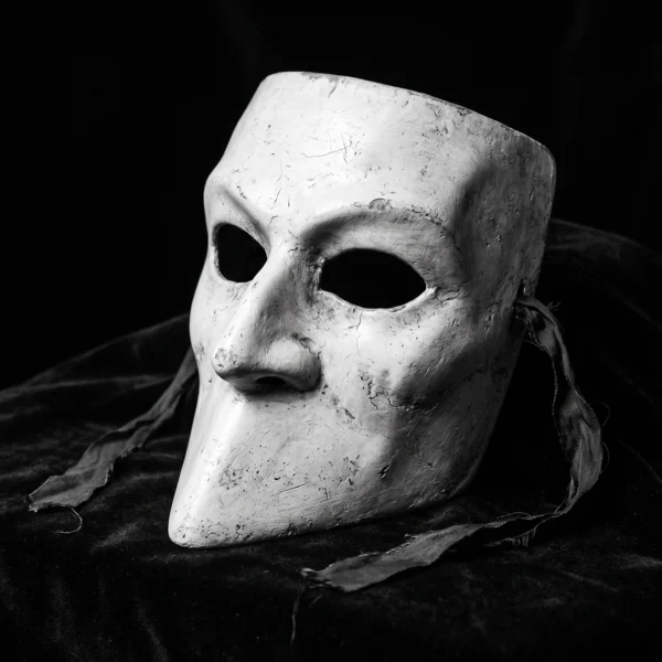 Bauta Venise — masque vénitien Bauta au visage blanc sculptural sur velours sombre, photographie noir et blanc, art mural premium