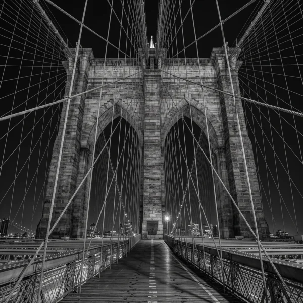Brooklyn Bridge Perspective — pont de Brooklyn, câbles et arches de pierre de nuit, composition graphique, noir et blanc, art mural premium