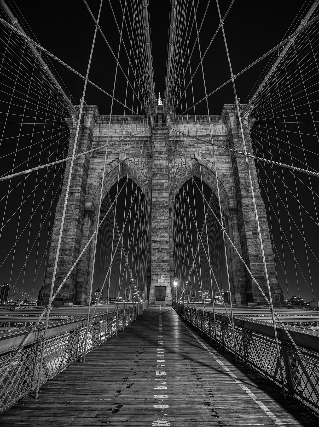 Brooklyn Bridge Perspective — pont de Brooklyn, câbles et arches de pierre de nuit, composition graphique, noir et blanc, art mural premium