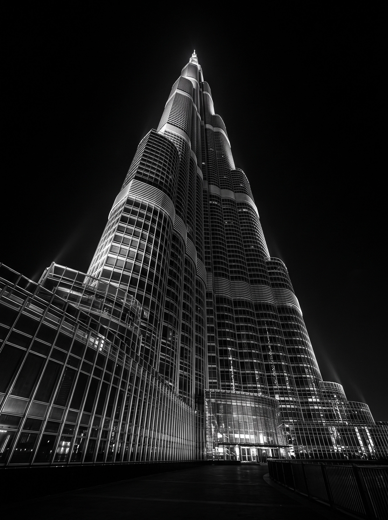 Burj Khalifa Vertige — tour Burj Khalifa de Dubaï en contre-plongée radicale, façades de verre, noir et blanc, art mural premium