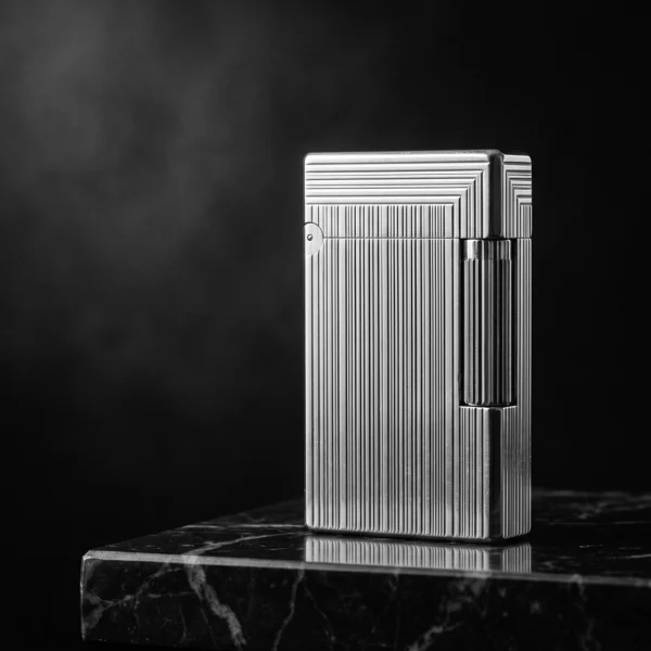Cartier Éclat — briquet de luxe aux lignes architecturales, métal strié et socle de marbre, noir et blanc, art mural premium