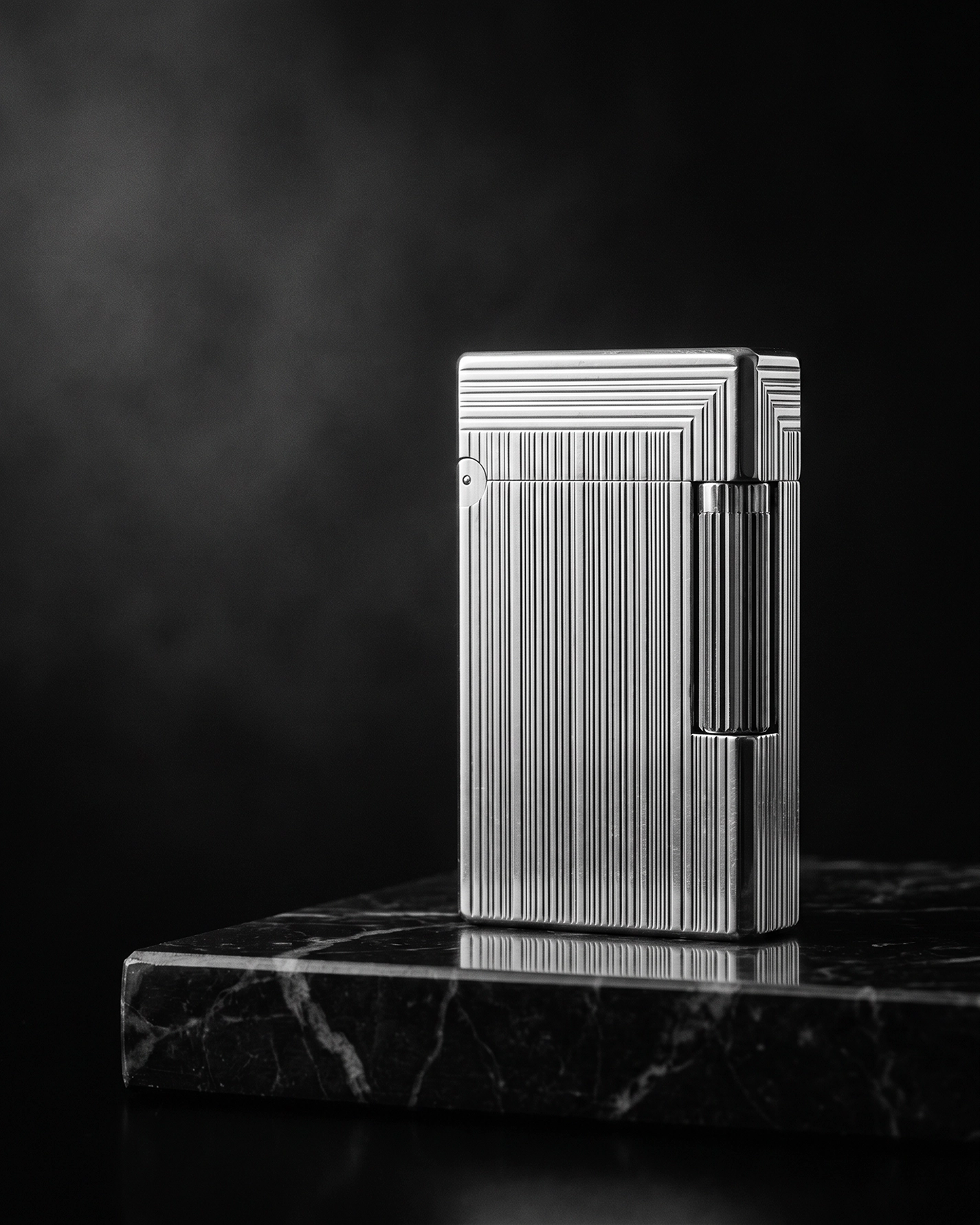 Cartier Éclat — briquet de luxe aux lignes architecturales, métal strié et socle de marbre, noir et blanc, art mural premium