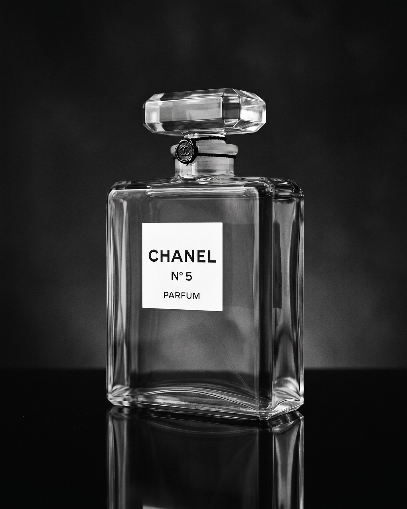 Chanel N°5 Icône — flacon emblématique en verre, nature morte photographique minimaliste, noir et blanc, art mural premium