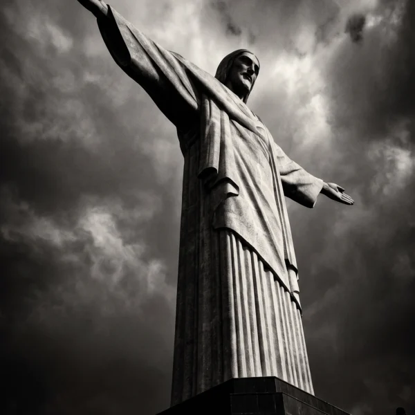 Christ Rédempteur Céleste — statue du Christ Rédempteur de Rio en contre-plongée, bras ouverts, noir et blanc, art mural premium