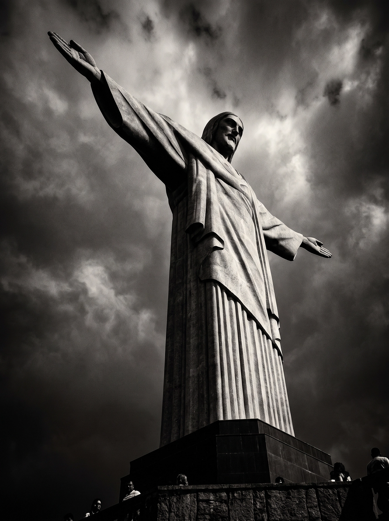 Christ Rédempteur Céleste — statue du Christ Rédempteur de Rio en contre-plongée, bras ouverts, noir et blanc, art mural premium