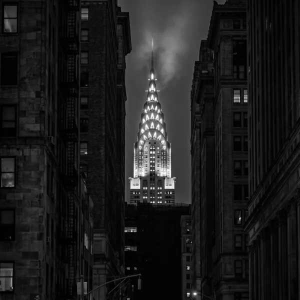 Chrysler Building Lumière — couronne Art déco du Chrysler Building de nuit, photographie cinématographique, noir et blanc, art mural premium