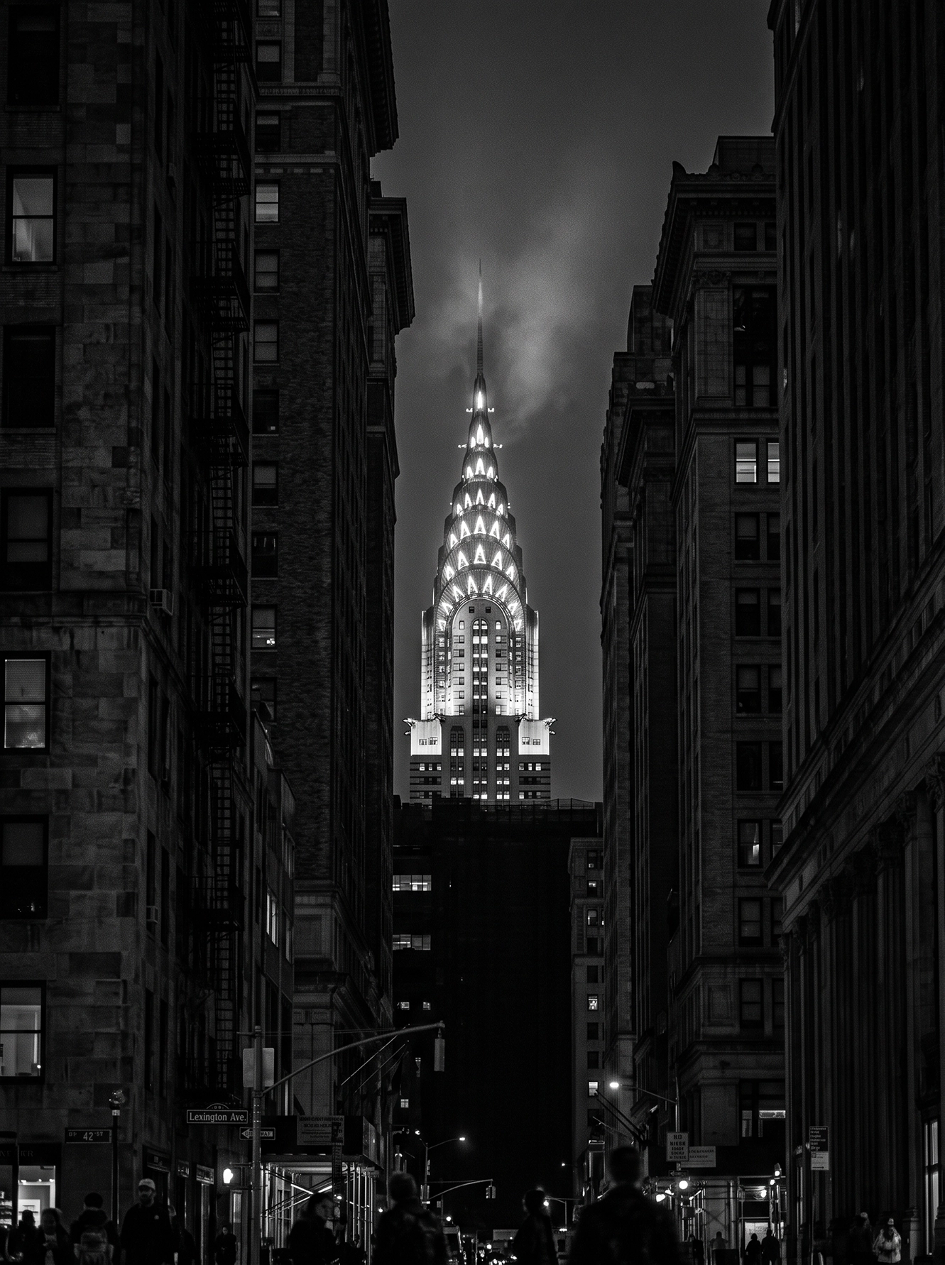 Chrysler Building Lumière — couronne Art déco du Chrysler Building de nuit, photographie cinématographique, noir et blanc, art mural premium