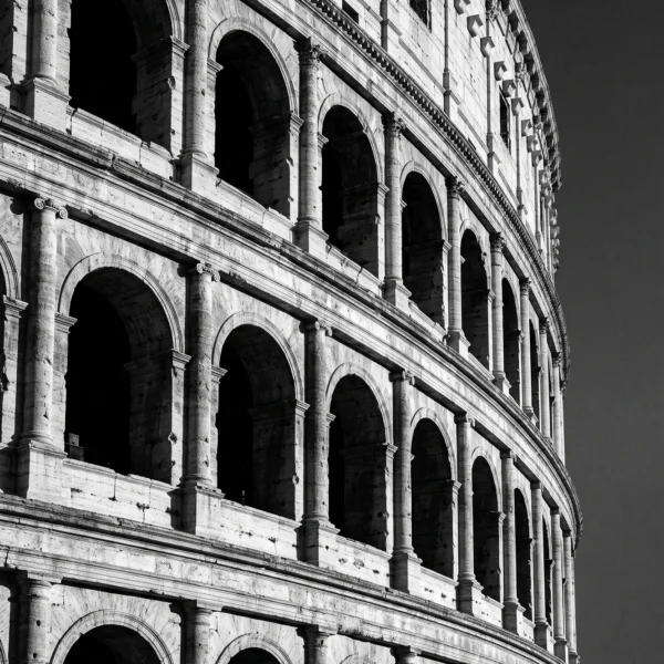 Colisée Éternel — arches du Colisée de Rome en pierre ancienne et ombres profondes, noir et blanc, art mural premium