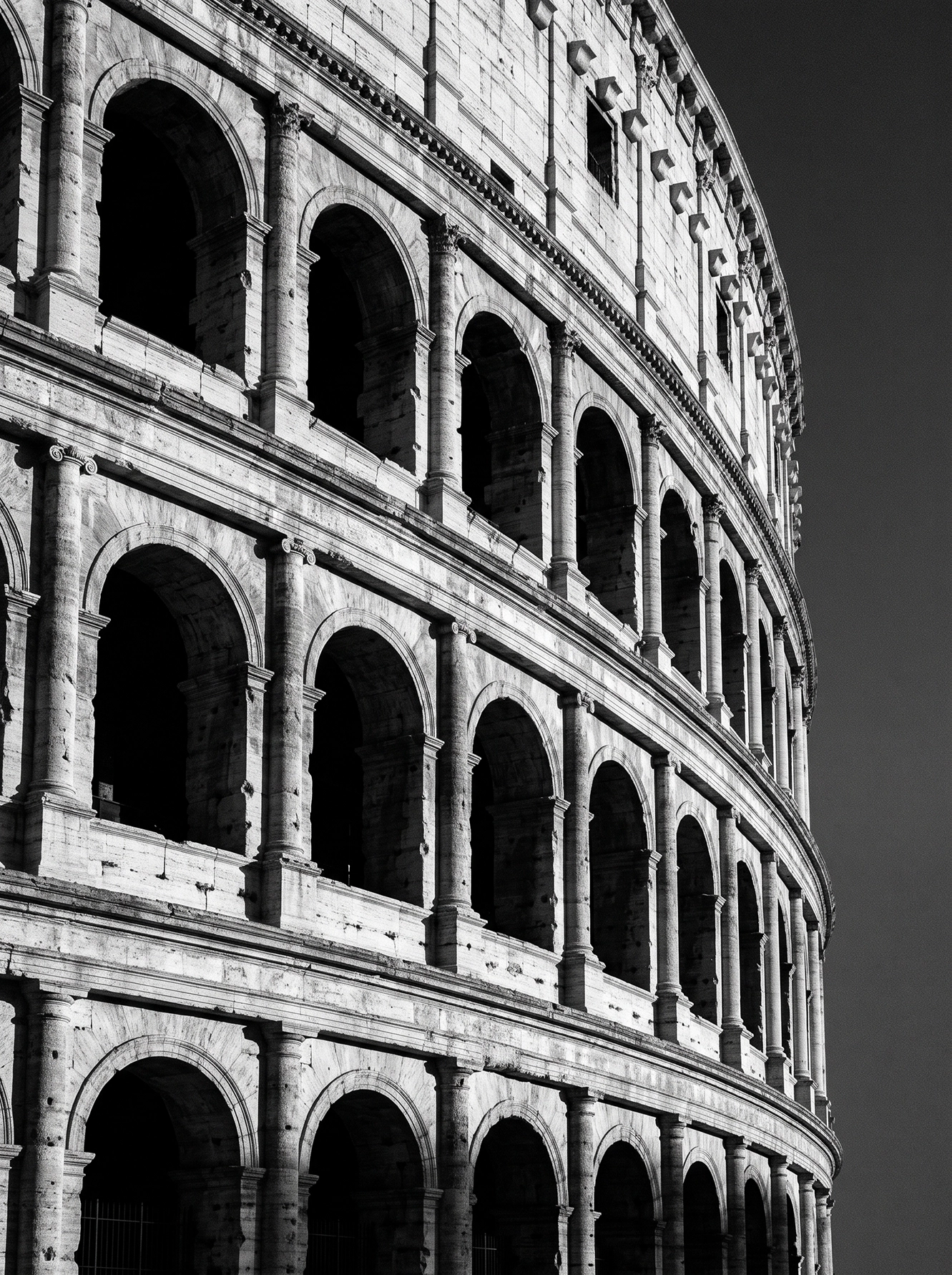 Colisée Éternel — arches du Colisée de Rome en pierre ancienne et ombres profondes, noir et blanc, art mural premium
