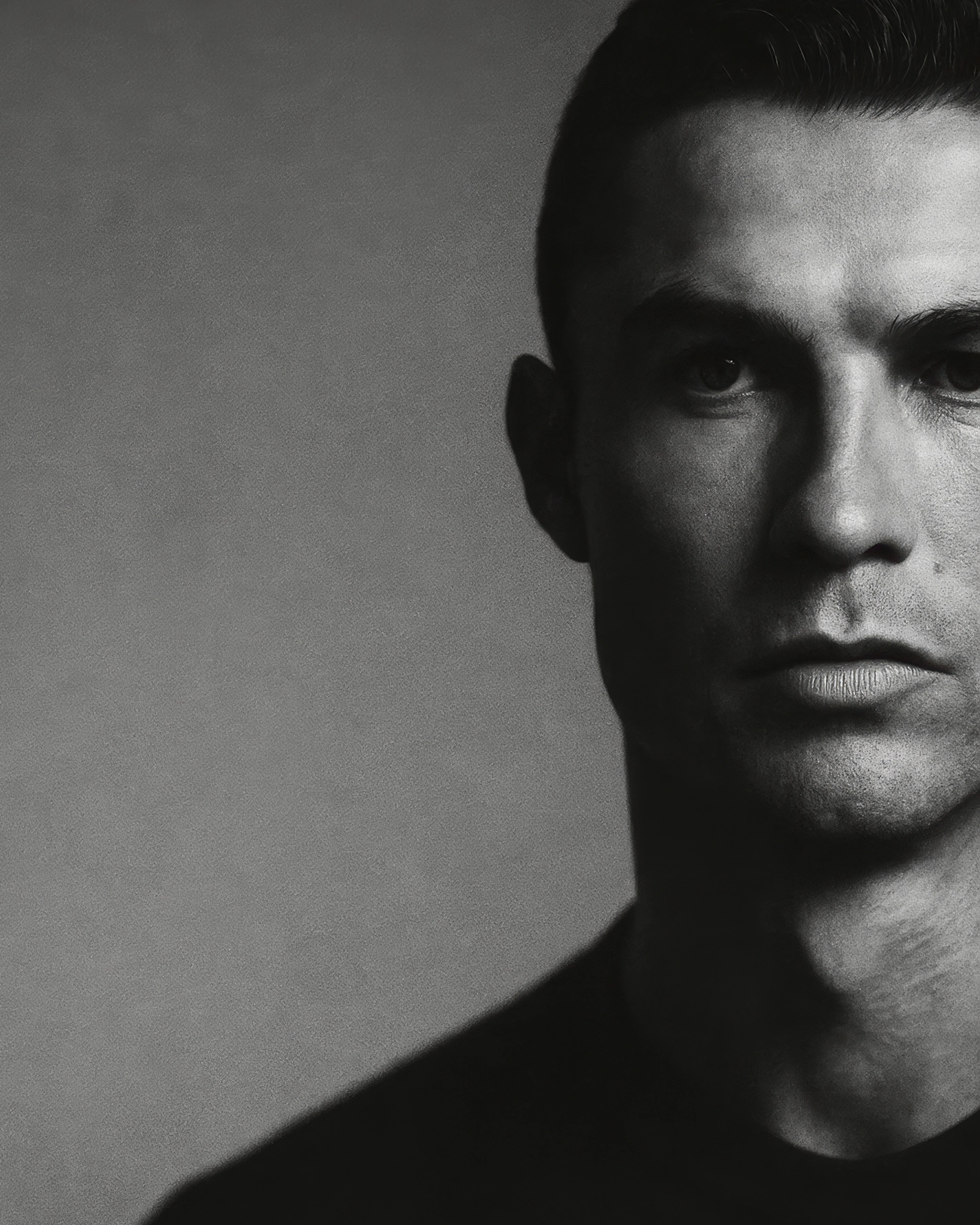 Cristiano Ronaldo Détermination — portrait noir et blanc, cadrage audacieux et lumière latérale, icône du football, art mural premium