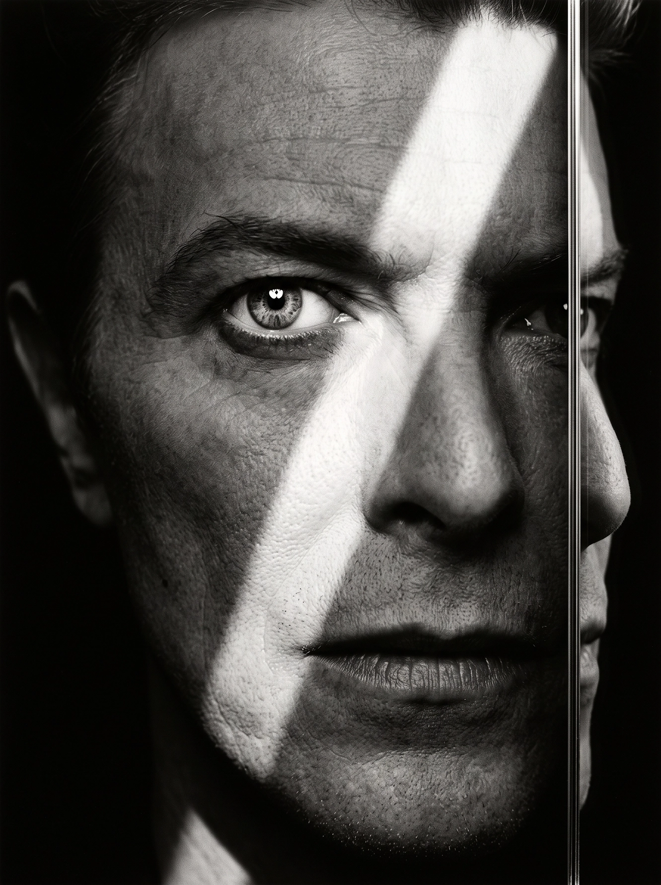 David Bowie — Éclair Blanc, visage fragmenté par une bande diagonale et un reflet, portrait noir et blanc, art mural premium