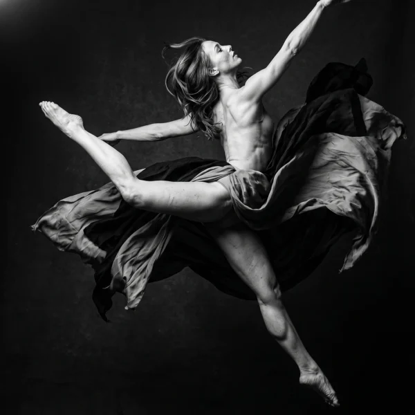 Tableau Élévation — danseuse en suspension aérienne capturée dans la pureté du noir et blanc