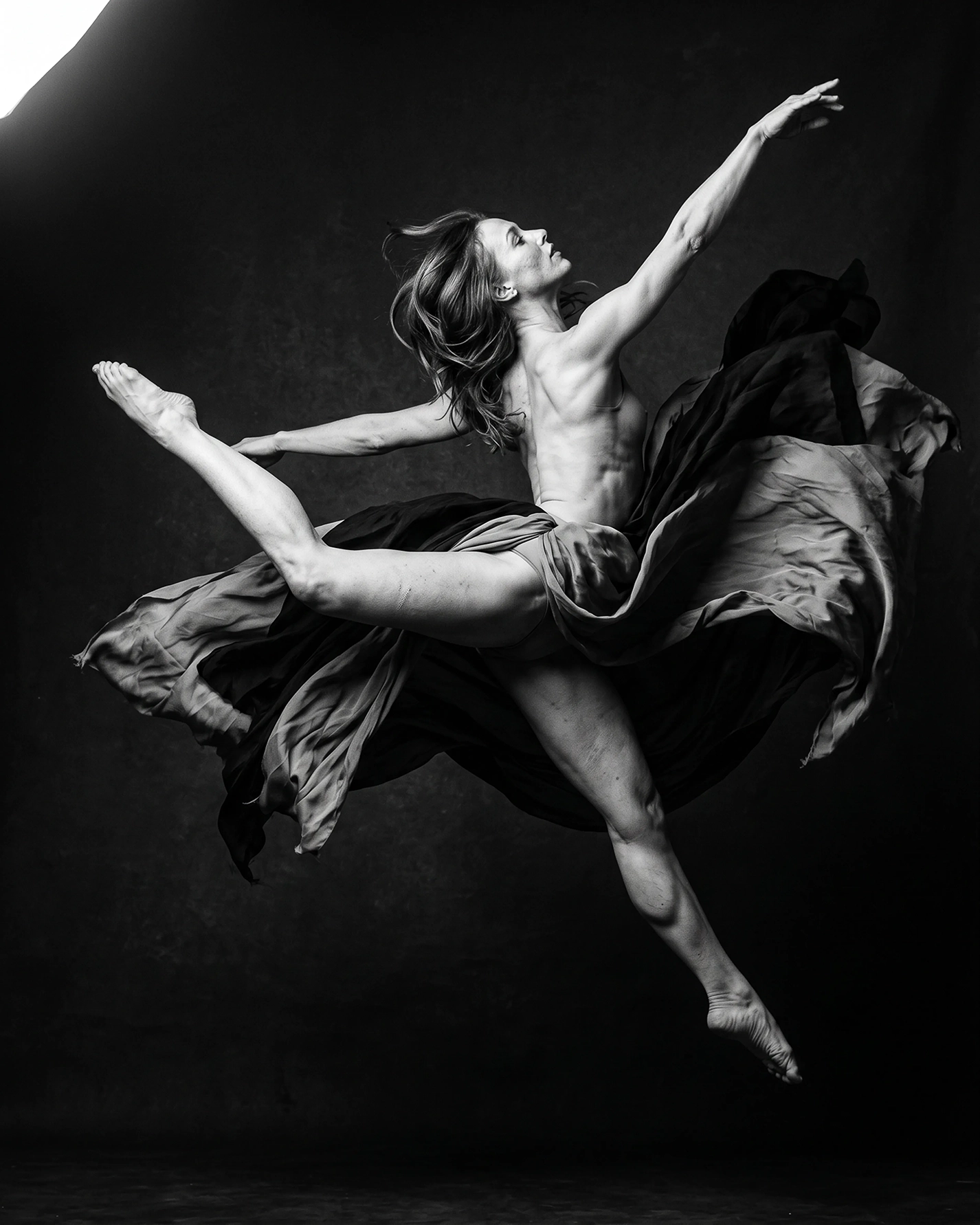 Élévation — danseuse au sommet d'un saut, corps déployé et étoffes vaporeuses, photographie noir et blanc, art mural premium