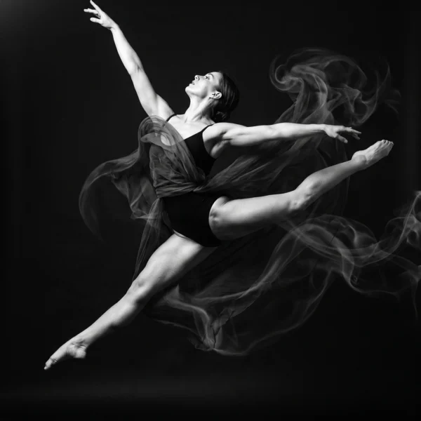 Envol — danseuse suspendue en l'air dans un mouvement de tissu, photographie noir et blanc, art mural premium