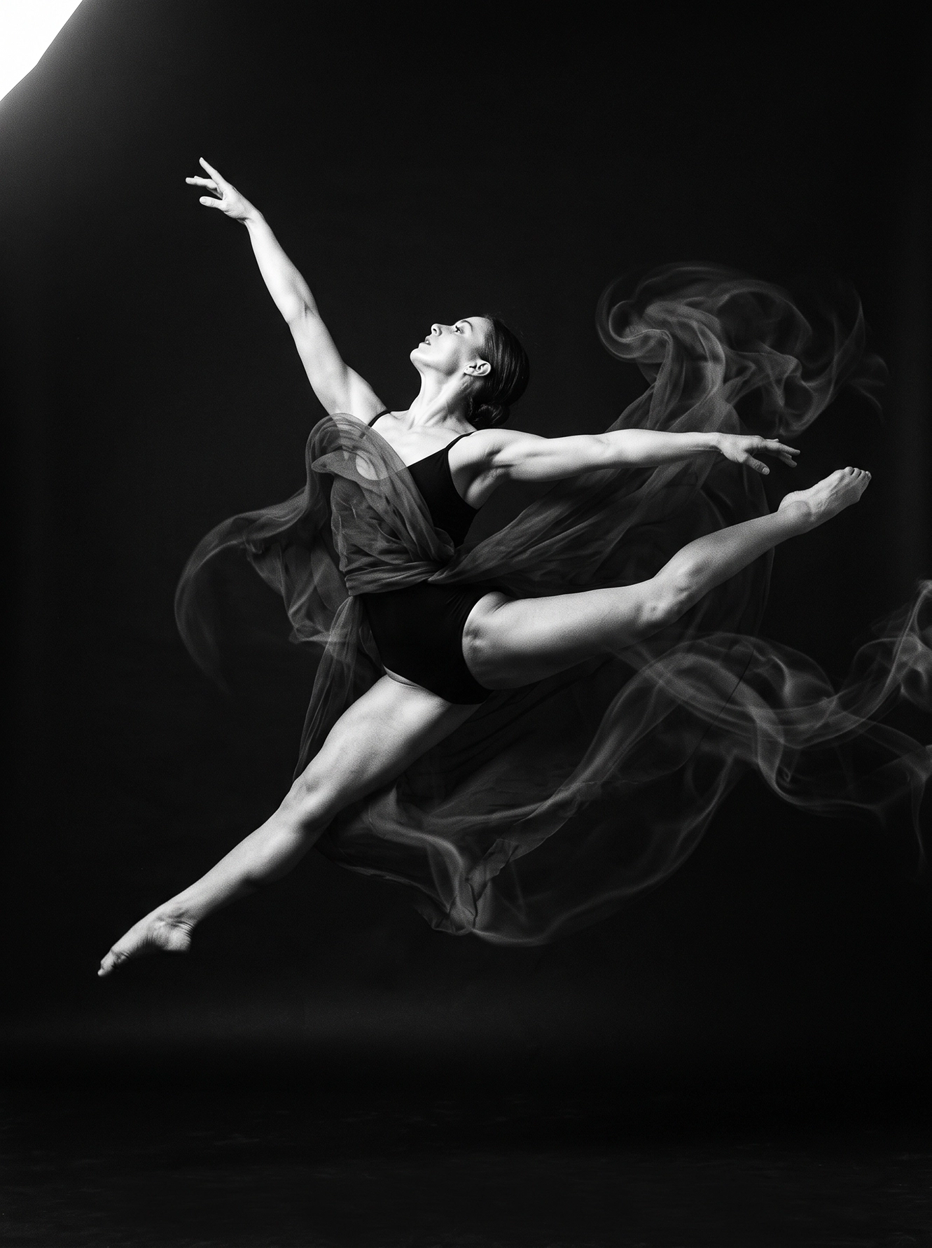 Envol — danseuse suspendue en l'air dans un mouvement de tissu, photographie noir et blanc, art mural premium