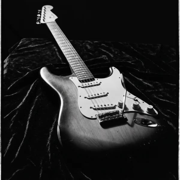 Fender Stratocaster Légende — guitare électrique mythique sur velours noir, lumière dramatique, art mural premium