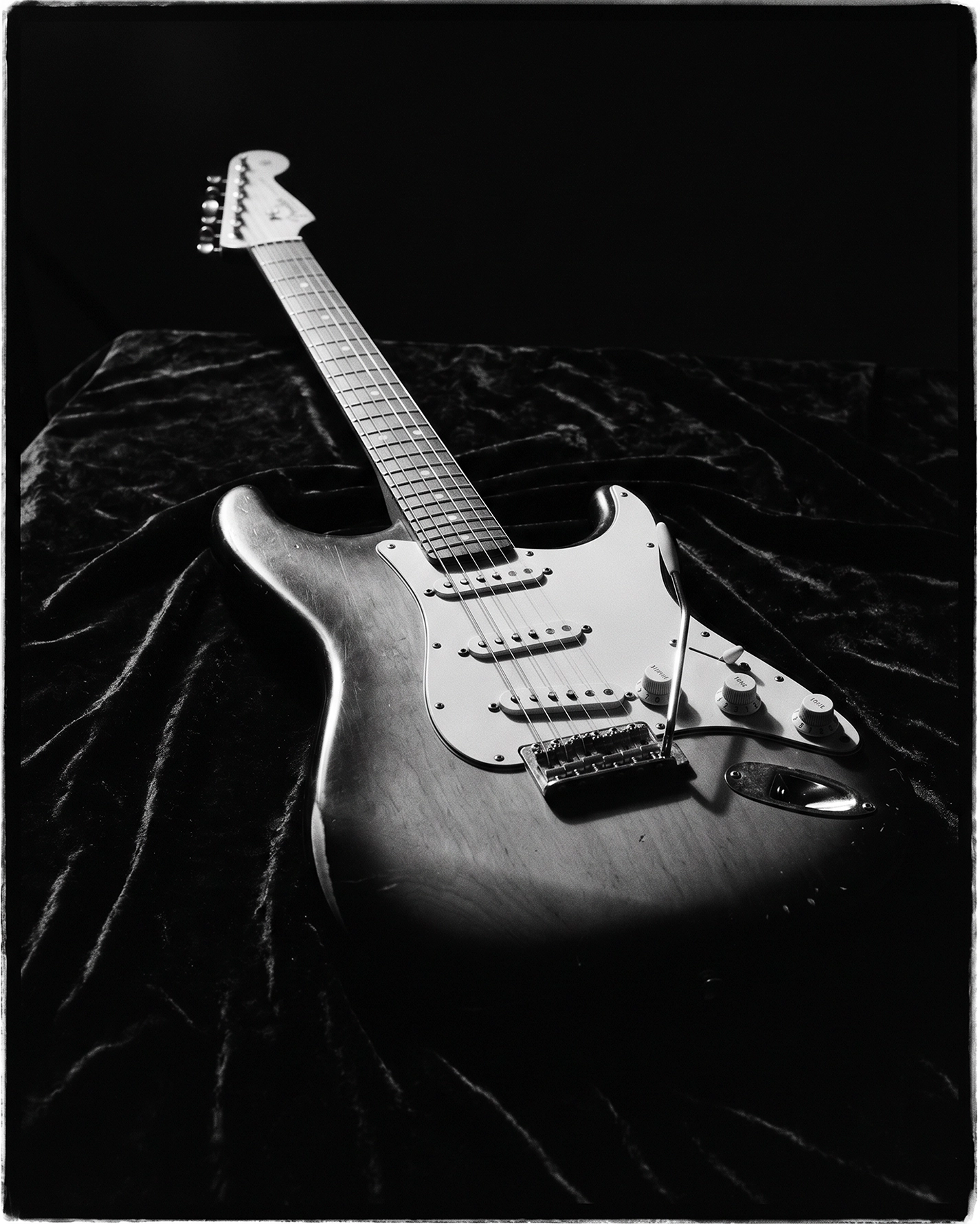 Fender Stratocaster Légende — guitare électrique mythique sur velours noir, lumière dramatique, art mural premium