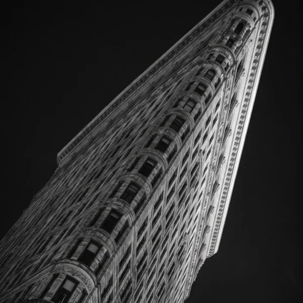 Tableau Flatiron Vertige — vue vertigineuse du célèbre Flatiron Building de Manhattan en noir et blanc