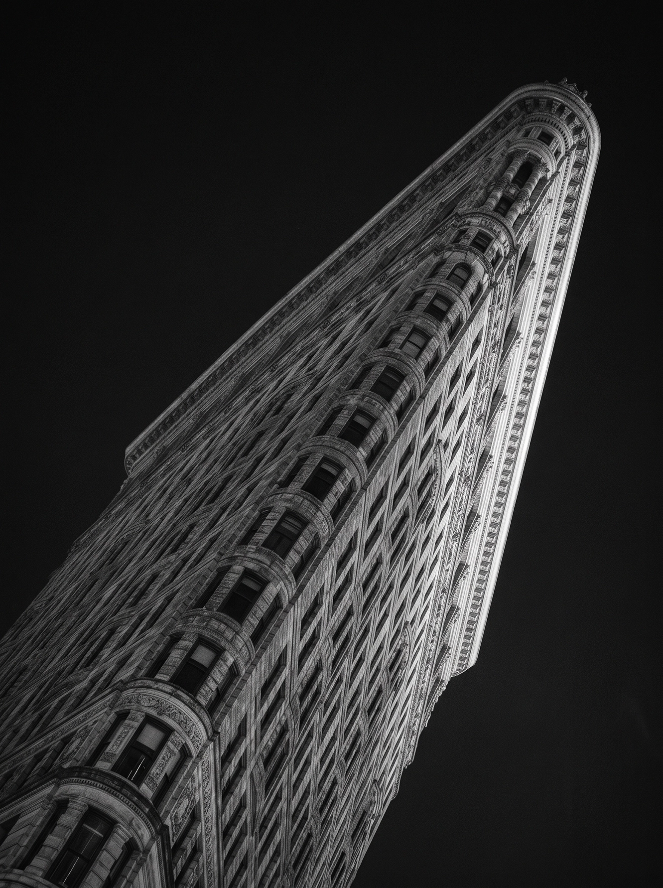 Flatiron Vertige — immeuble Flatiron de New York en contre-plongée, photographie architecturale, noir et blanc, art mural premium