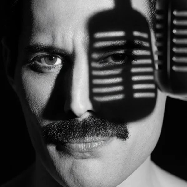 Freddie Mercury — L'Ombre du Micro, visage fusionné avec la silhouette d'un microphone, noir et blanc, art mural premium